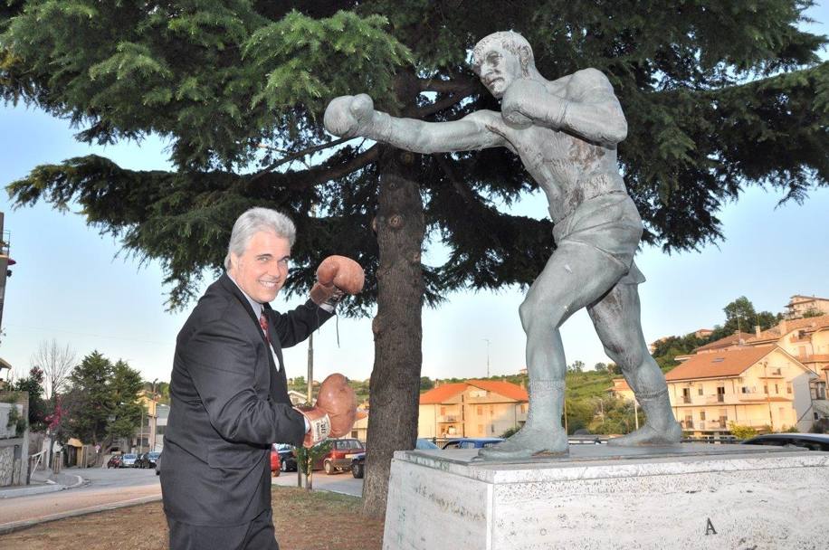 Questa invece la statua che, nel 1990, Ripa Teatina ha dedicato al vero Rocky... Rocky Marciano. Di fronte il figlio Kevin